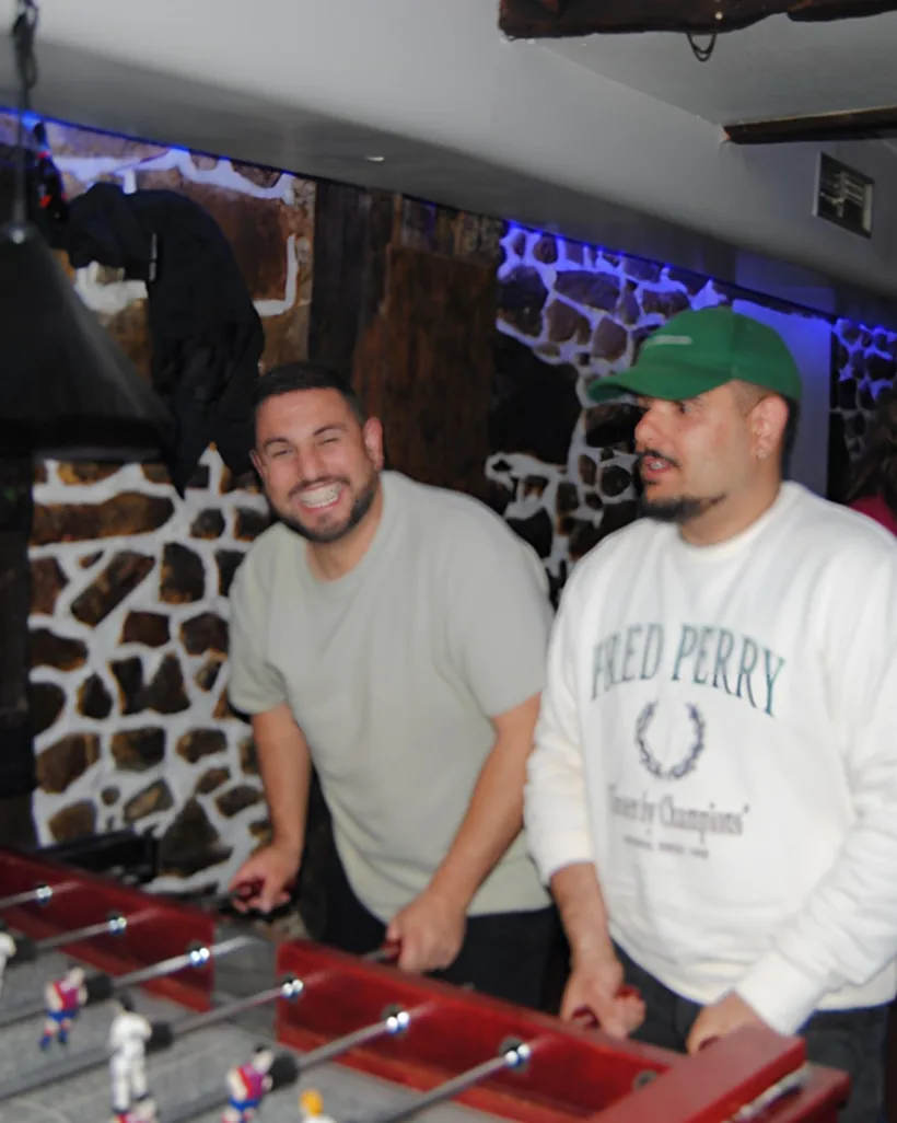 Grupo de amigos jugando al futbolín en Bidaxka