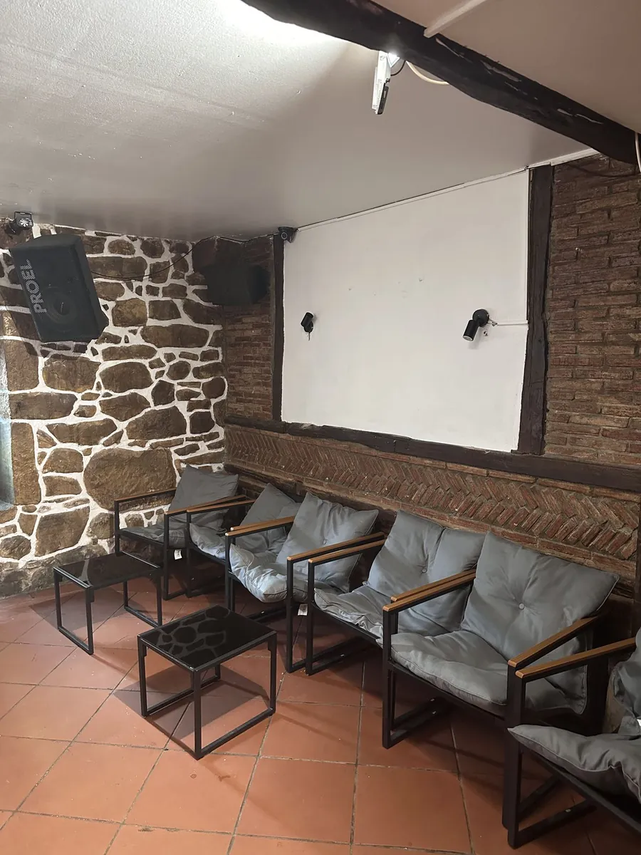 Sofás y mesas bajas del bar